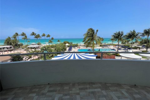 Condominio en alquiler en Miami Beach, Florida, 3 dormitorios, 126.35 m2 № 1929048 - foto 2