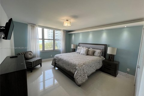 Condominio en alquiler en Miami Beach, Florida, 3 dormitorios, 126.35 m2 № 1929048 - foto 11