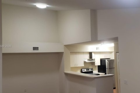 Condo in Pembroke Pines, Florida, 2 bedrooms  № 2019821 - photo 4