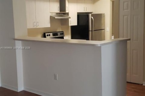 Condo in Pembroke Pines, Florida, 2 bedrooms  № 2019821 - photo 3