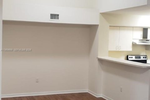 Condo in Pembroke Pines, Florida, 2 bedrooms  № 2019821 - photo 6
