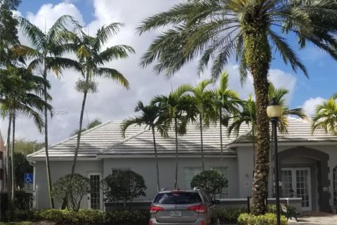 Condo in Pembroke Pines, Florida, 2 bedrooms  № 2019821 - photo 2