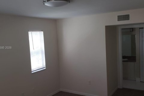 Condo in Pembroke Pines, Florida, 2 bedrooms  № 2019821 - photo 9