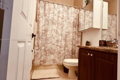 Condo in Pembroke Pines, Florida, 3 bedrooms  № 2040616 - photo 13