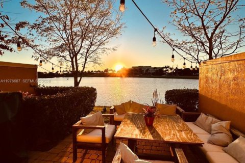 Condo in Pembroke Pines, Florida, 3 bedrooms  № 2040616 - photo 14