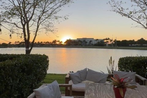 Condo in Pembroke Pines, Florida, 3 bedrooms  № 2040616 - photo 15