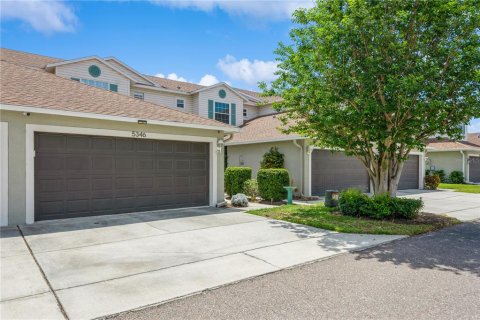 Townhouse in Saint Petersburg, Florida 3 bedrooms, 157.93 sq.m. № 1658203 - photo 2