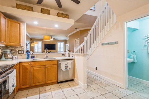 Townhouse in Saint Petersburg, Florida 3 bedrooms, 157.93 sq.m. № 1658203 - photo 7
