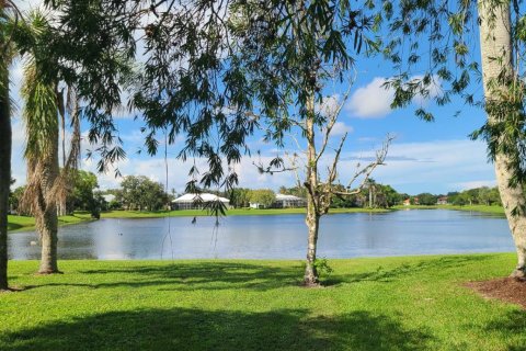House in Palm City, Florida 4 bedrooms, 261.71 sq.m. № 2422357 - photo 7