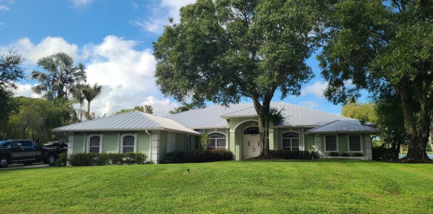 House in Palm City, Florida 4 bedrooms, 261.71 sq.m. № 2422357