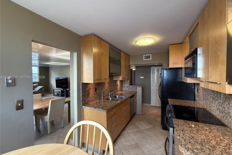 Condominio en venta en Hallandale Beach, Florida, 2 dormitorios, 126.35 m2 № 1997035 - foto 16