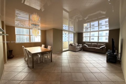 Condominio en venta en Hallandale Beach, Florida, 2 dormitorios, 126.35 m2 № 1997035 - foto 10