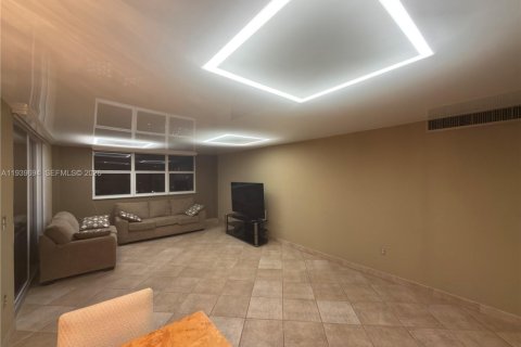 Condominio en venta en Hallandale Beach, Florida, 2 dormitorios, 126.35 m2 № 1997035 - foto 15