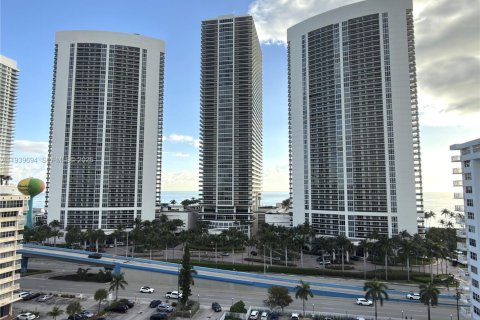 Condominio en venta en Hallandale Beach, Florida, 2 dormitorios, 126.35 m2 № 1997035 - foto 3