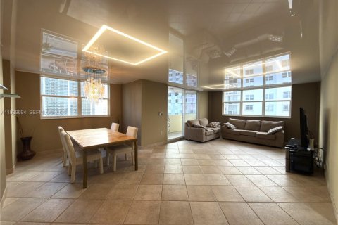 Condominio en venta en Hallandale Beach, Florida, 2 dormitorios, 126.35 m2 № 1997035 - foto 5