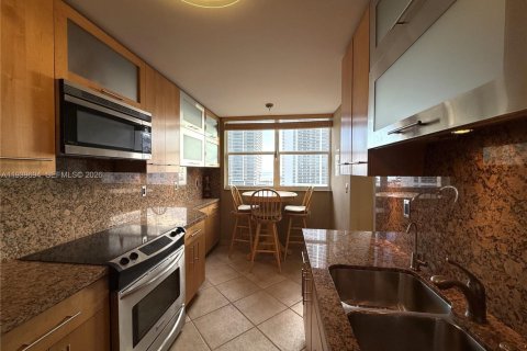 Condominio en venta en Hallandale Beach, Florida, 2 dormitorios, 126.35 m2 № 1997035 - foto 18