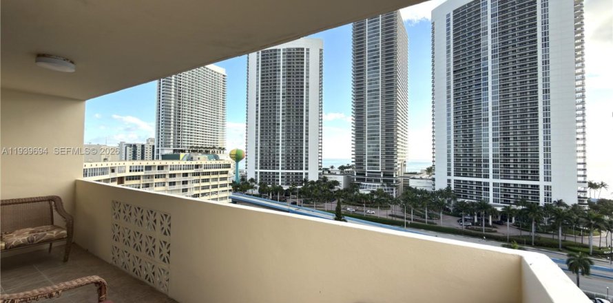 Condominio en Hallandale Beach, Florida, 2 dormitorios  № 1997035