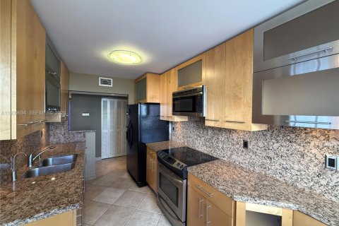 Condominio en venta en Hallandale Beach, Florida, 2 dormitorios, 126.35 m2 № 1997035 - foto 17
