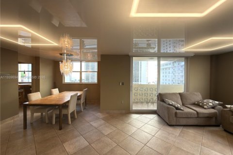 Condominio en venta en Hallandale Beach, Florida, 2 dormitorios, 126.35 m2 № 1997035 - foto 8