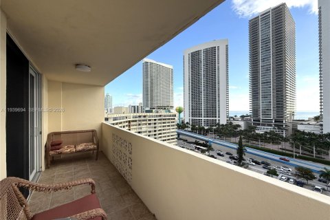 Condominio en venta en Hallandale Beach, Florida, 2 dormitorios, 126.35 m2 № 1997035 - foto 2
