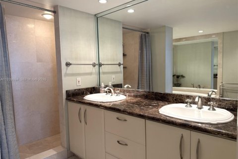 Condominio en venta en Hallandale Beach, Florida, 2 dormitorios, 126.35 m2 № 1997035 - foto 25
