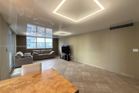 Condominio en venta en Hallandale Beach, Florida, 2 dormitorios, 126.35 m2 № 1997035 - foto 9