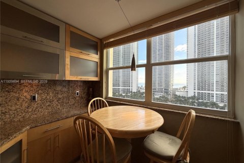 Condominio en venta en Hallandale Beach, Florida, 2 dormitorios, 126.35 m2 № 1997035 - foto 20