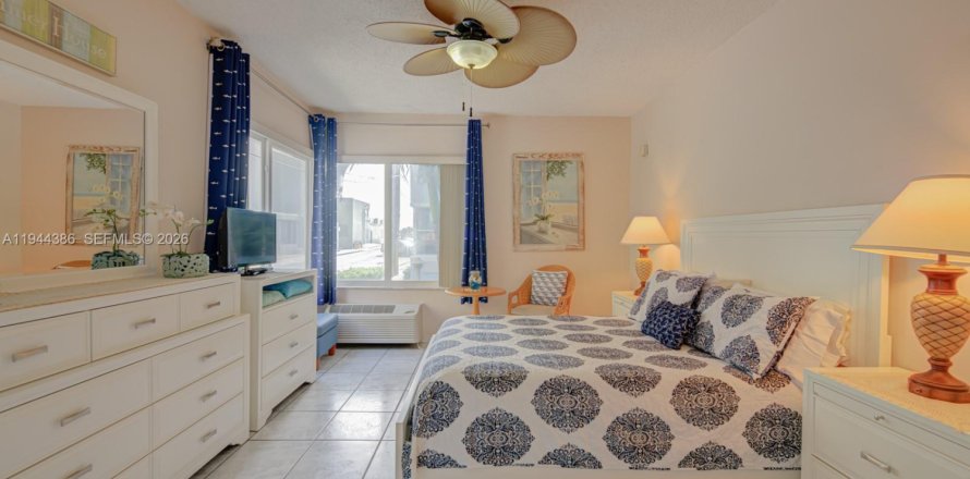 Condominio en Hollywood, Florida, 1 dormitorio № 2059984