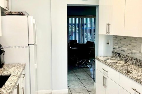 Condominio en alquiler en Hollywood, Florida, 1 dormitorio, 66.98 m2 № 2059984 - foto 3