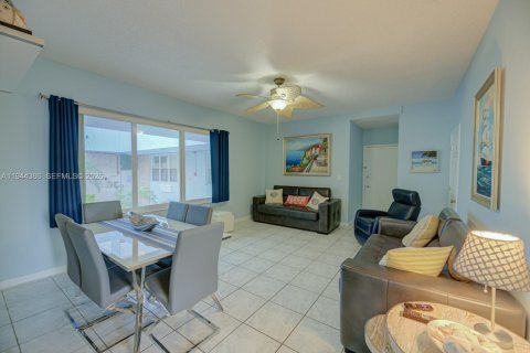 Condominio en alquiler en Hollywood, Florida, 1 dormitorio, 66.98 m2 № 2059984 - foto 2