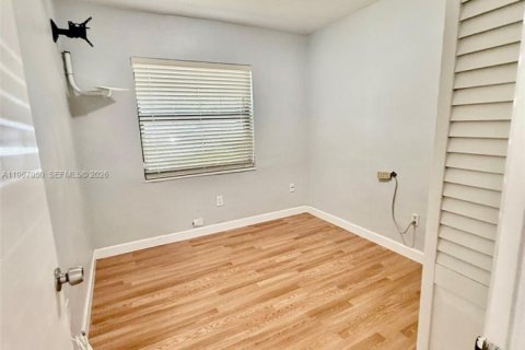 Снять в аренду таунхаус в Майами, Флорида 3 спальни, 113.81м2, № 2029651 - фото 15