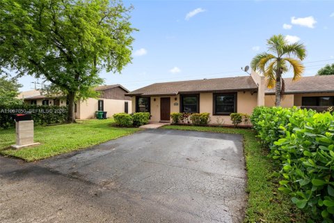 Снять в аренду таунхаус в Майами, Флорида 3 спальни, 113.81м2, № 2029651 - фото 2