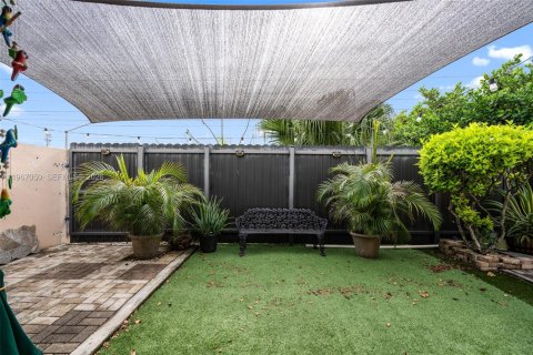 Снять в аренду таунхаус в Майами, Флорида 3 спальни, 113.81м2, № 2029651 - фото 9
