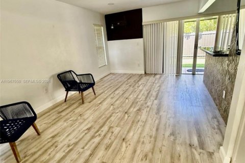 Снять в аренду таунхаус в Майами, Флорида 3 спальни, 113.81м2, № 2029651 - фото 16