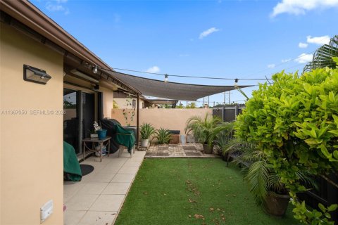 Снять в аренду таунхаус в Майами, Флорида 3 спальни, 113.81м2, № 2029651 - фото 10