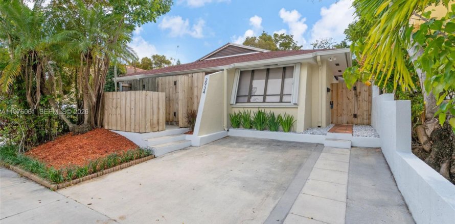 Duplex in Miami, Florida 2 bedrooms, 109.16 sq.m. № 2040947