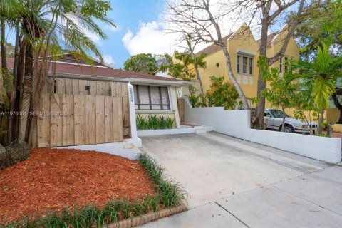 Duplex in Miami, Florida 2 bedrooms, 109.16 sq.m. № 2040947 - photo 3