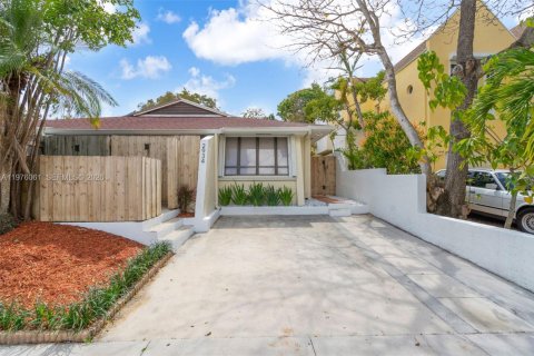 Duplex in Miami, Florida 2 bedrooms, 109.16 sq.m. № 2040947 - photo 2