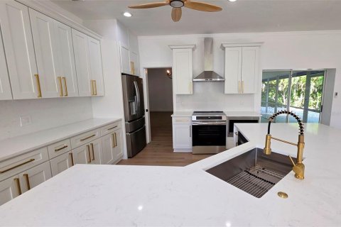 House in Sarasota, Florida 4 bedrooms, 219.99 sq.m. № 1829821 - photo 8