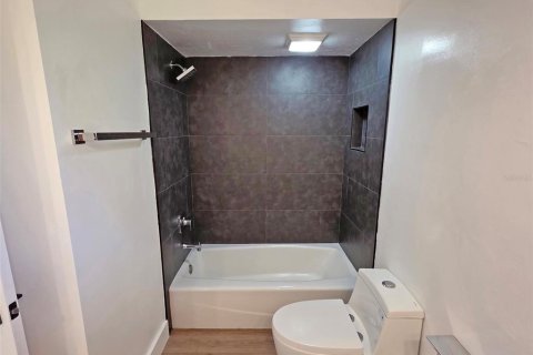 House in Sarasota, Florida 4 bedrooms, 219.99 sq.m. № 1829821 - photo 26