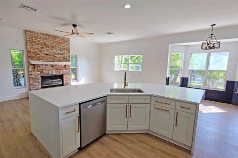 House in Sarasota, Florida 4 bedrooms, 219.99 sq.m. № 1829821 - photo 6
