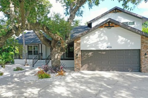 House in Sarasota, Florida 4 bedrooms, 219.99 sq.m. № 1829821 - photo 1