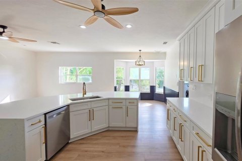House in Sarasota, Florida 4 bedrooms, 219.99 sq.m. № 1829821 - photo 11
