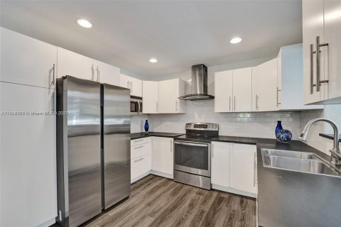 Villa ou maison à vendre à Dania Beach, Floride: 3 chambres, 154.59 m2 № 1931317 - photo 14