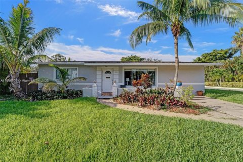 House in Dania Beach, Florida 3 bedrooms, 154.59 sq.m. № 1931317 - photo 2