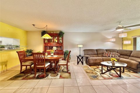 Condo in Weston, Florida, 2 bedrooms  № 1809356 - photo 13