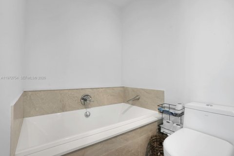 Condominio en venta en Miami, Florida, 1 dormitorio, 69.21 m2 № 2033177 - foto 17