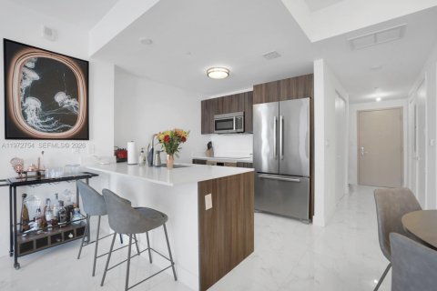 Condominio en venta en Miami, Florida, 1 dormitorio, 69.21 m2 № 2033177 - foto 11