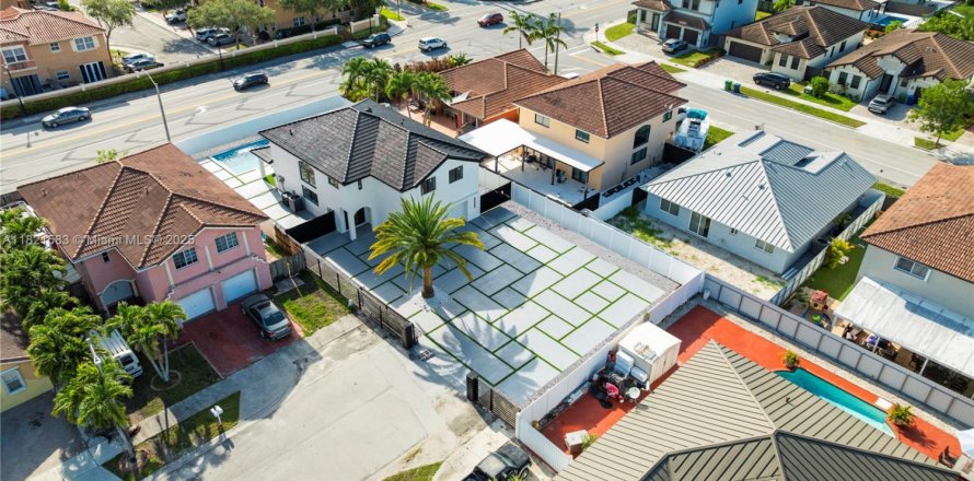 Casa en Miami, Florida 4 dormitorios, 227.8 m2 № 1785745