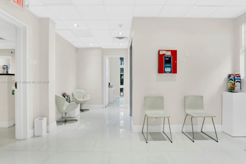Commercial property in Miami, Florida № 1766544 - photo 6